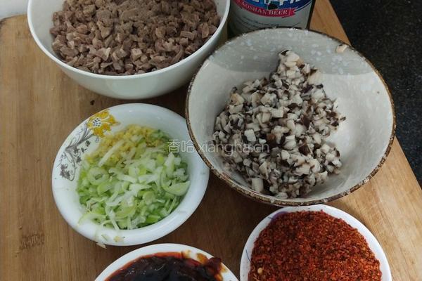 香辣香菇牛肉酱的做法图解1