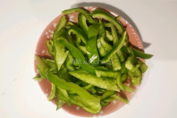 好吃停不下嘴的青椒炒嫩牛肉的做法图解4