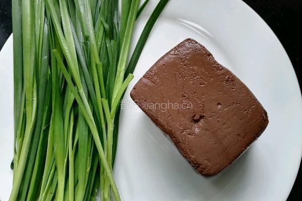 韭菜炒鸭血的做法图解1