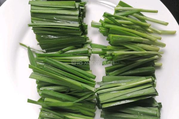 韭菜炒鸭血的做法图解3