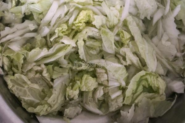 白菜木耳炒肉的做法图解1