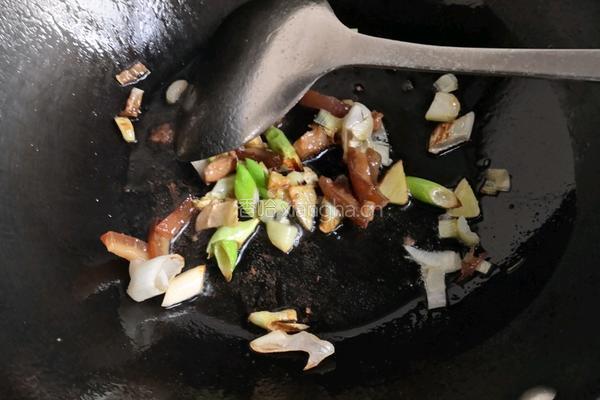 白菜木耳炒肉的做法图解3