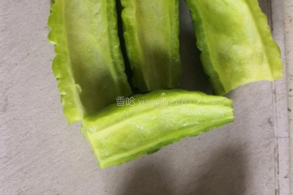 苦瓜鸡蛋饼的做法图解1