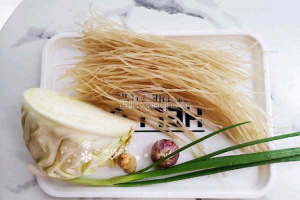 卷心菜炒粉丝的做法图解1