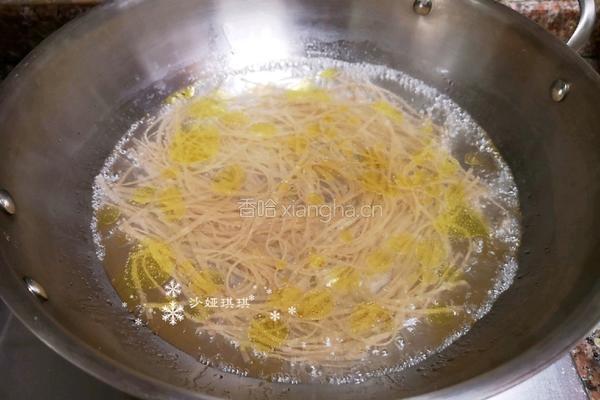 卷心菜炒粉丝的做法图解2