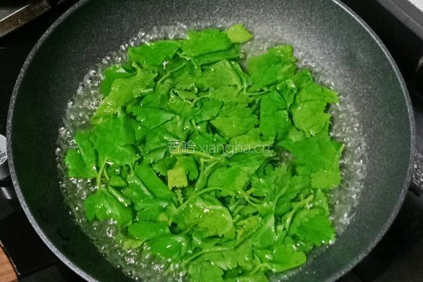 芹菜芝麻鸡蛋饼的做法图解1