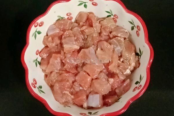 牛肉粒炒豌豆的做法图解1