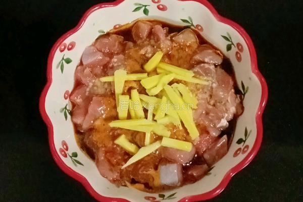 牛肉粒炒豌豆的做法图解2
