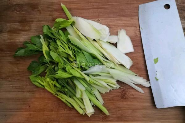 爆炒西芹木耳的做法图解8