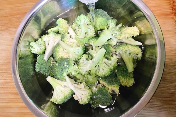 蒜蓉西兰花的做法图解3