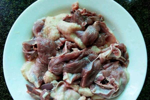 羊肚菌炖鸭汤的做法图解1