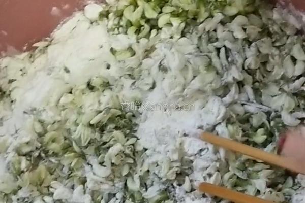 蒸槐花的做法图解4