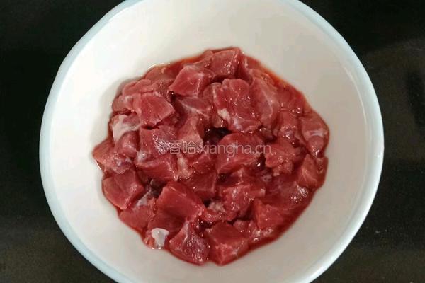 芹菜丁炒牛肉的做法图解1
