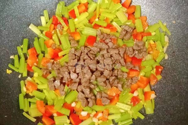 芹菜丁炒牛肉的做法图解17