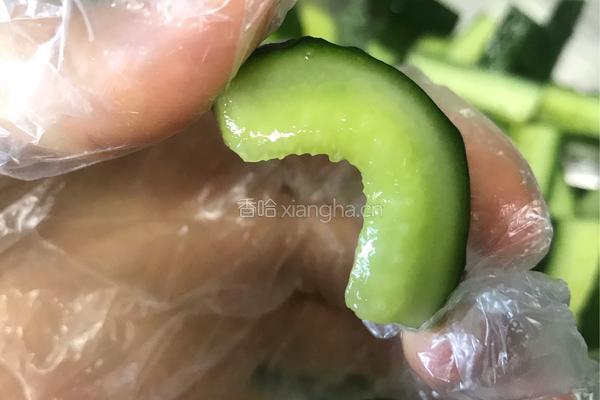 爽口开胃的酸辣黄瓜条的做法图解2
