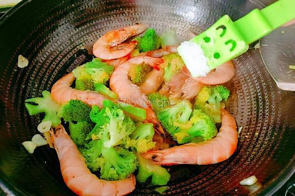 西兰花炒虾的做法图解11