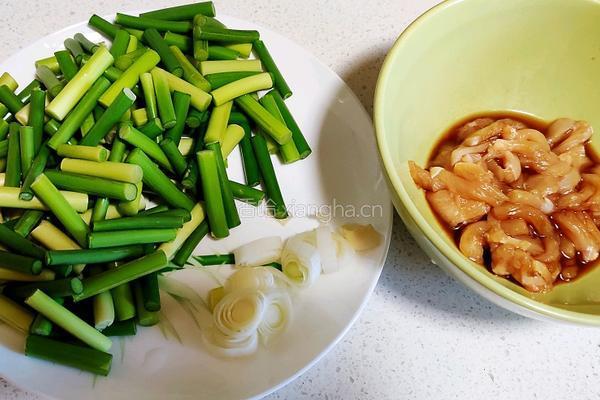 蒜苔炒鸡肉的做法图解1