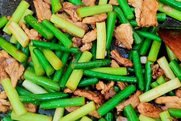蒜苔炒鸡肉的做法图解4