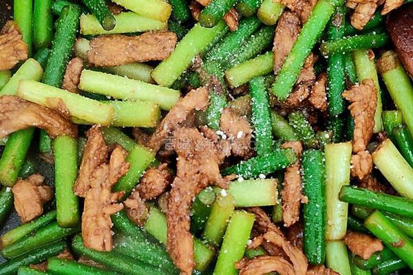 蒜苔炒鸡肉的做法图解5