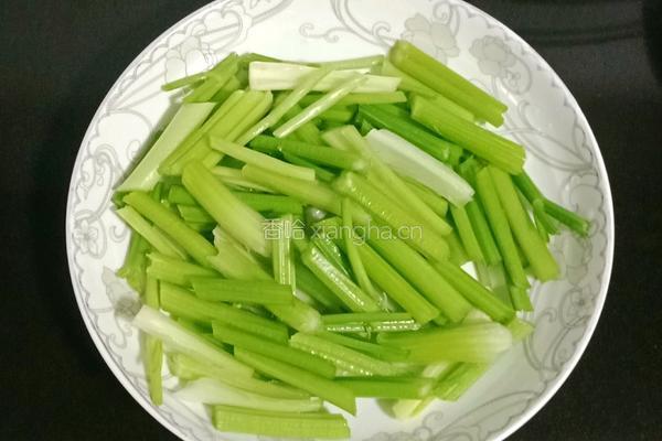 芹菜萝卜炒牛肉的做法图解2