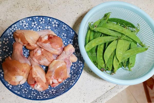 鸡翅根烧荷兰豆的做法图解1