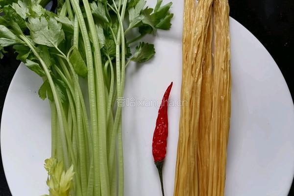 芹菜拌腐竹的做法图解1