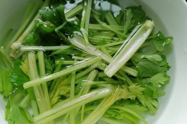 芹菜拌腐竹的做法图解2