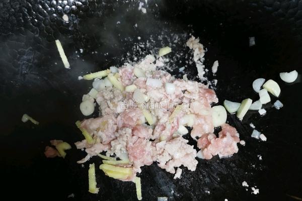 腐竹木耳烧面筋的做法图解5
