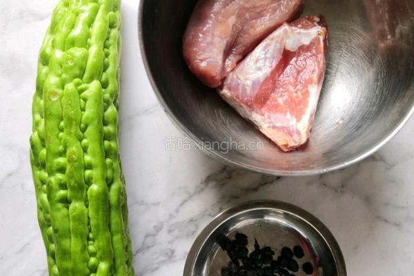 肉片炒苦瓜的做法图解1