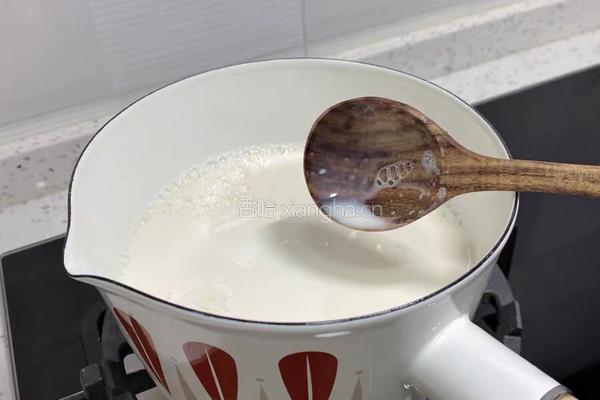 草莓牛奶冻的做法图解2