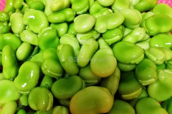 萍乡檫菜炒蚕豆的做法图解1