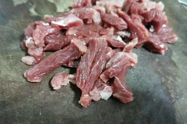 小麦芹炒牛肉的做法图解2