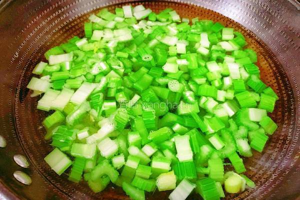 芹菜炒鸡蛋的做法图解4