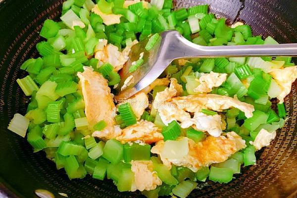 芹菜炒鸡蛋的做法图解10