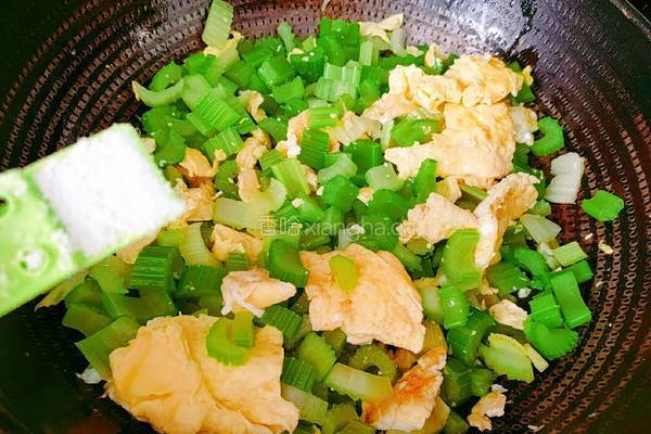 芹菜炒鸡蛋的做法图解11