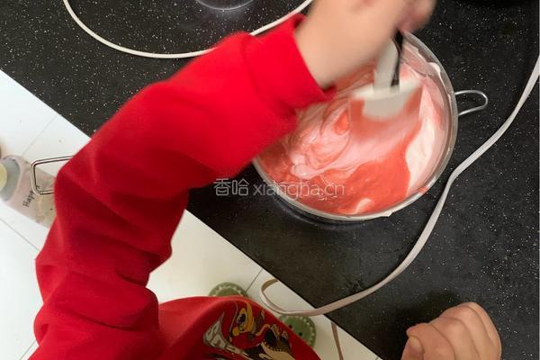 草莓泥汽车蛋糕——闪电麦坤的做法图解2