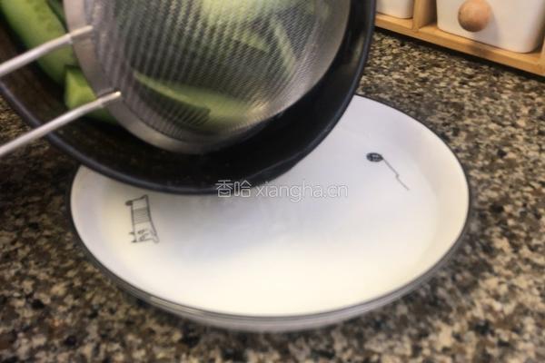 酸脆爽口腌黄瓜的做法图解3