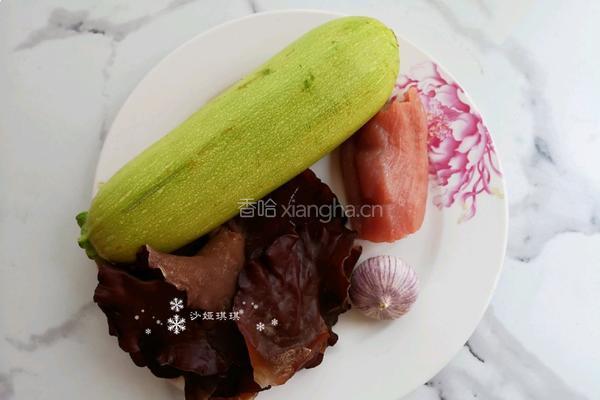 西葫芦炒木耳的做法图解1