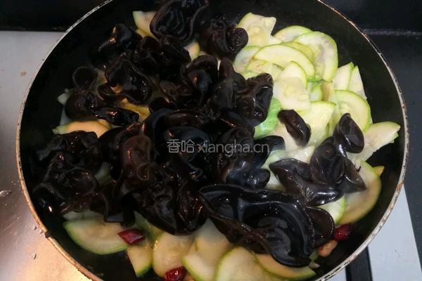 西葫芦炒木耳的做法图解16