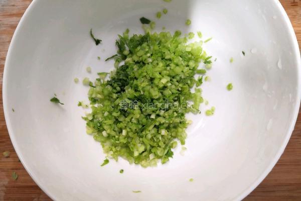 西芹鸡蛋小饼的做法图解3