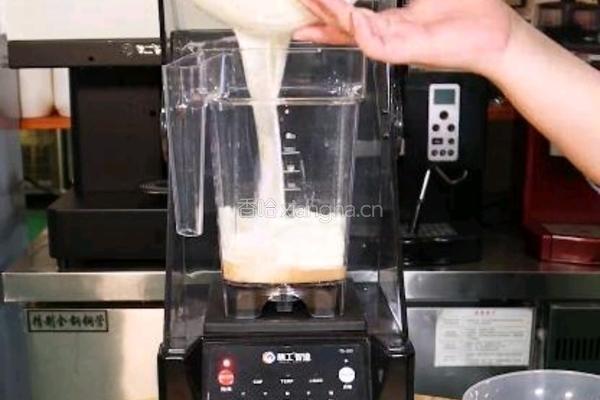 奥利奥鲜奶茶的做法图解1