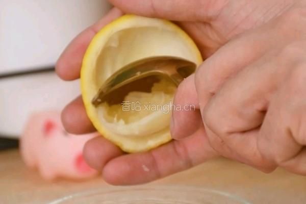 集颜值与美味于一身的柠檬小蛋糕吃一口就爱上的做法图解1