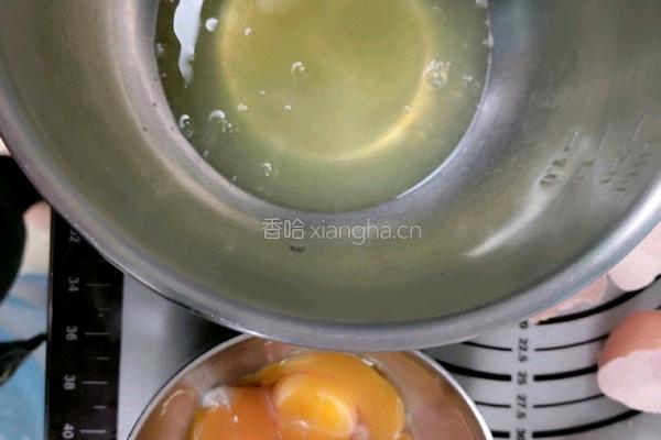 草莓奶油杯子蛋糕的做法图解2