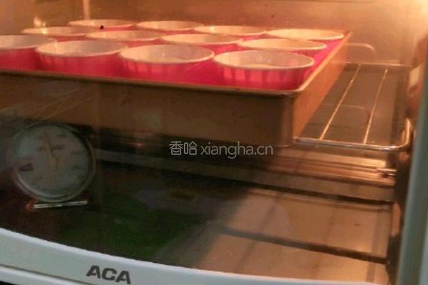 草莓奶油杯子蛋糕的做法图解9