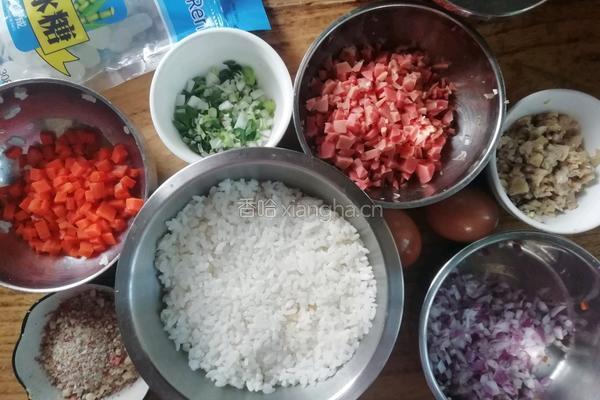香肠黄金鸡肉炒饭的做法图解1