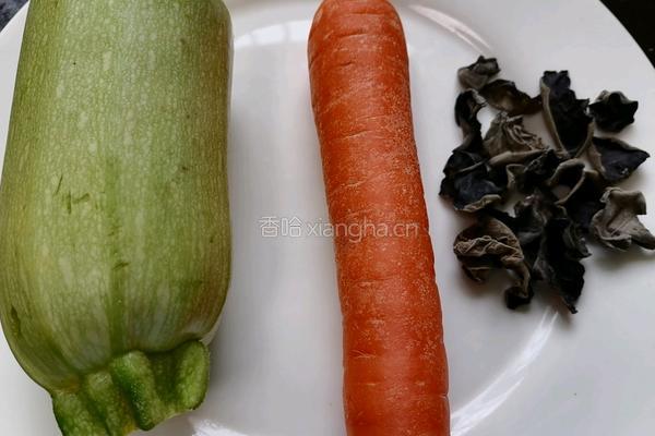 西葫芦炒木耳的做法图解1