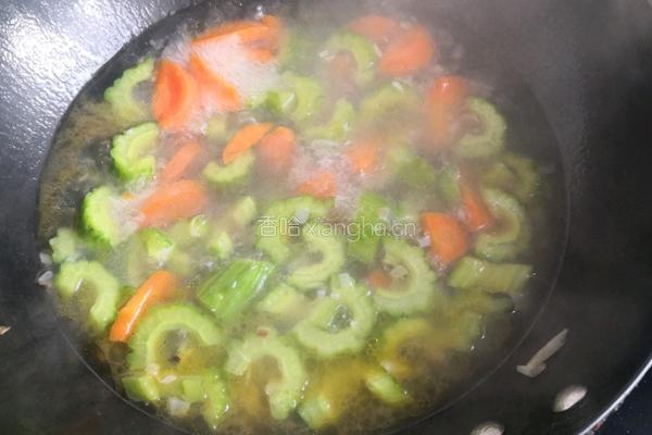 苦瓜豆腐胡萝卜的做法图解6