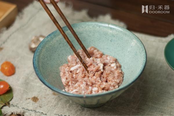 黄金锅巴不用愁，珐琅锅版『肉饼咸蛋煲仔饭』，胃口大开！的做法图解1