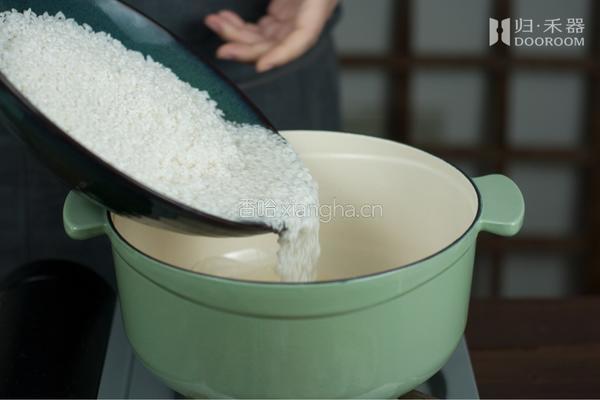 黄金锅巴不用愁，珐琅锅版『肉饼咸蛋煲仔饭』，胃口大开！的做法图解5