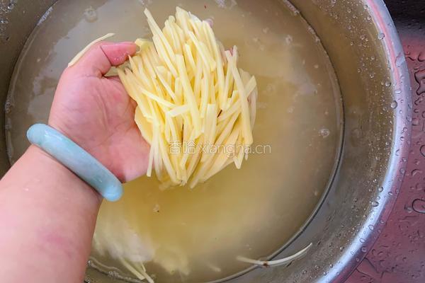 凉拌麻辣土豆丝的做法图解2